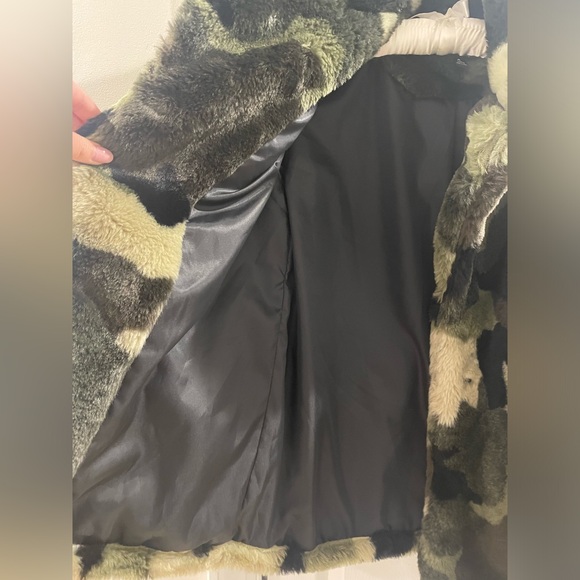 💚🤎🤍 AQUA - Bloomingdale’s exclusive faux fur coat in AWESOME condition - Picture 11 of 11